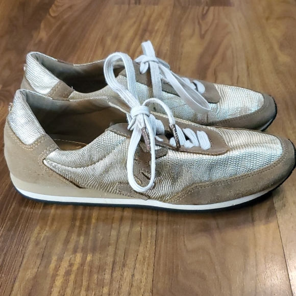 Shoes - Picture 4 of 5